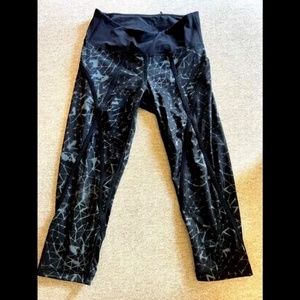Lululemon black and gray galaxy print crop leggings size 0/2/xs